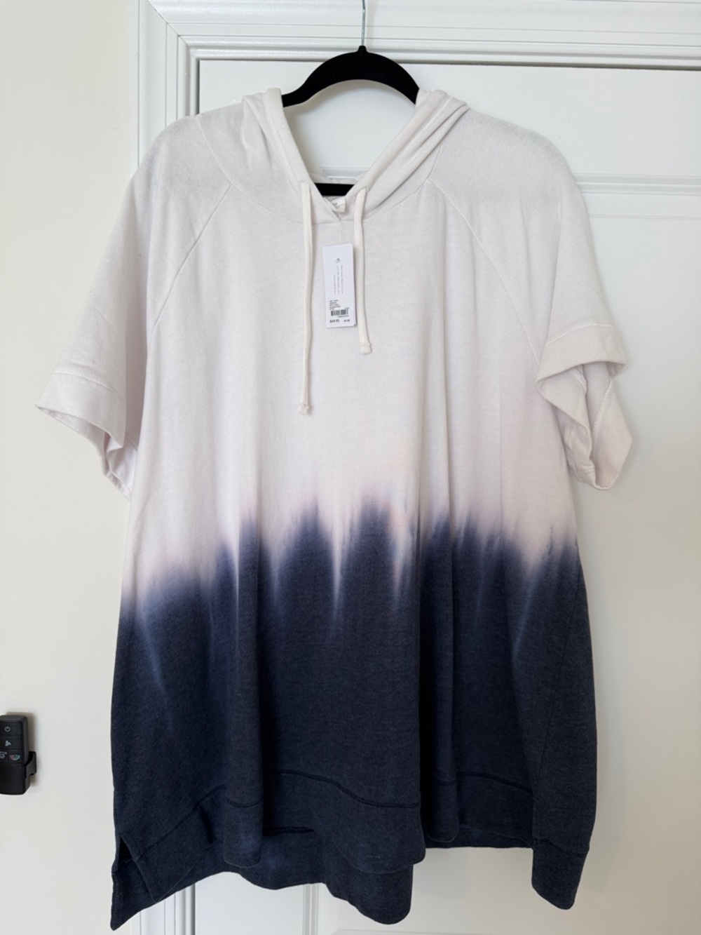 NWT Livi Active Short Sleeve Hooded Dip-Dye Pullover in White and Navy